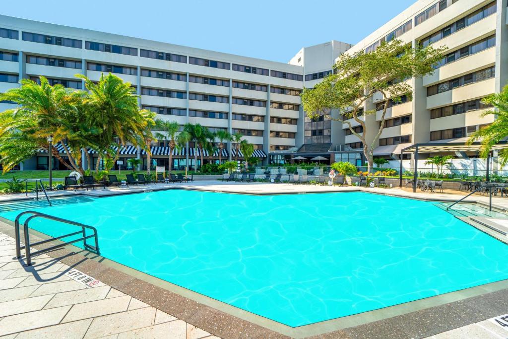 une grande piscine en face d'un bâtiment dans l'établissement DoubleTree by Hilton Tampa Rocky Point Waterfront, à Tampa