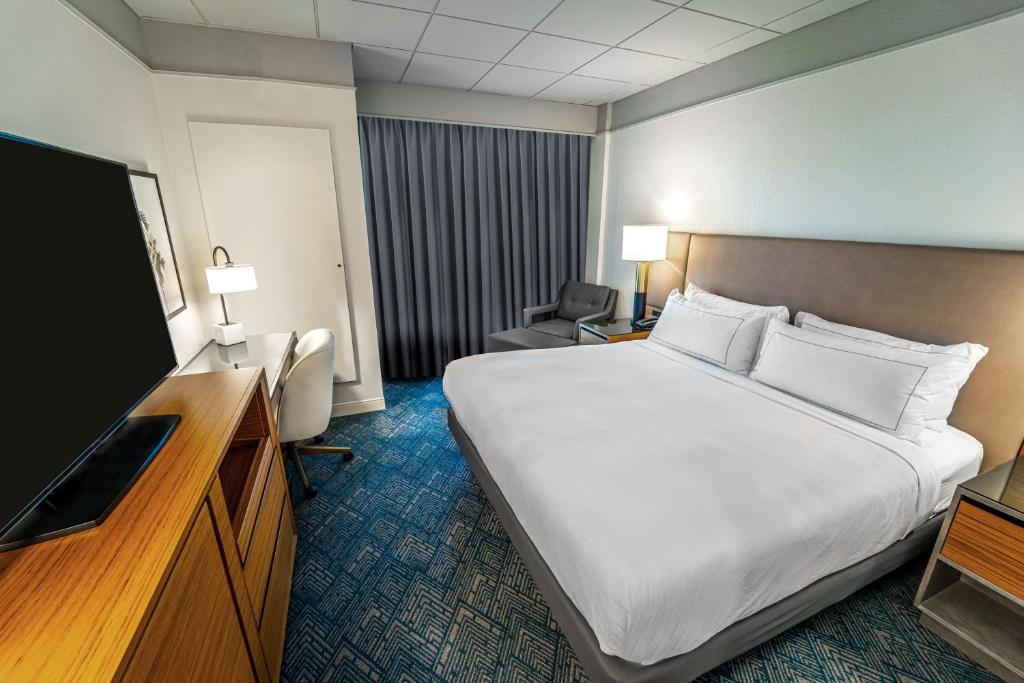 DoubleTree by Hilton Tampa Rocky Point Waterfront photo