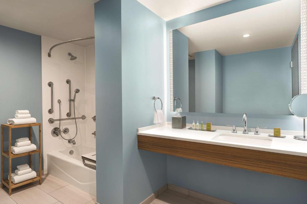 DoubleTree by Hilton Tampa Rocky Point Waterfront - Room King Con Bañera - Movilidad Accesible