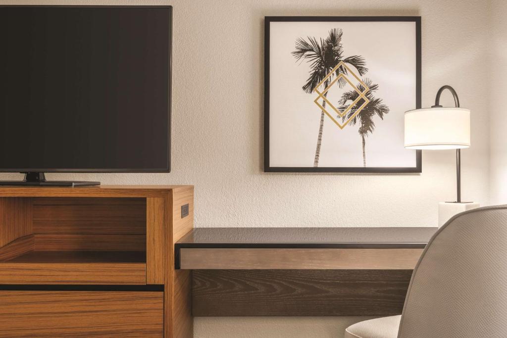 TV a/nebo společenská místnost v ubytování DoubleTree by Hilton Tampa Rocky Point Waterfront