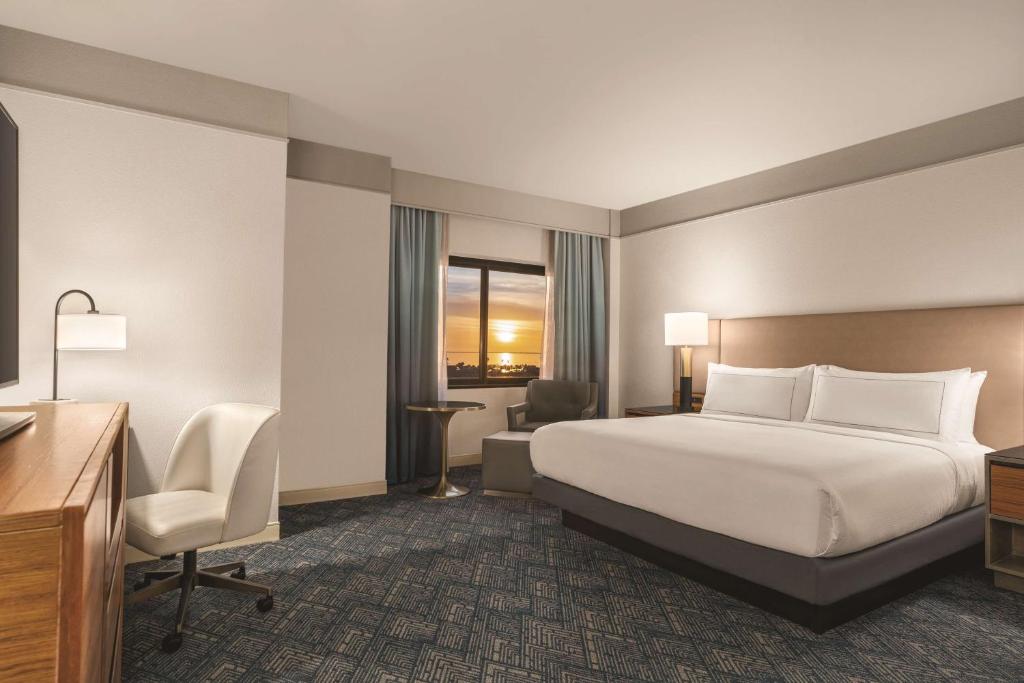 Кровать или кровати в номере DoubleTree by Hilton Tampa Rocky Point Waterfront