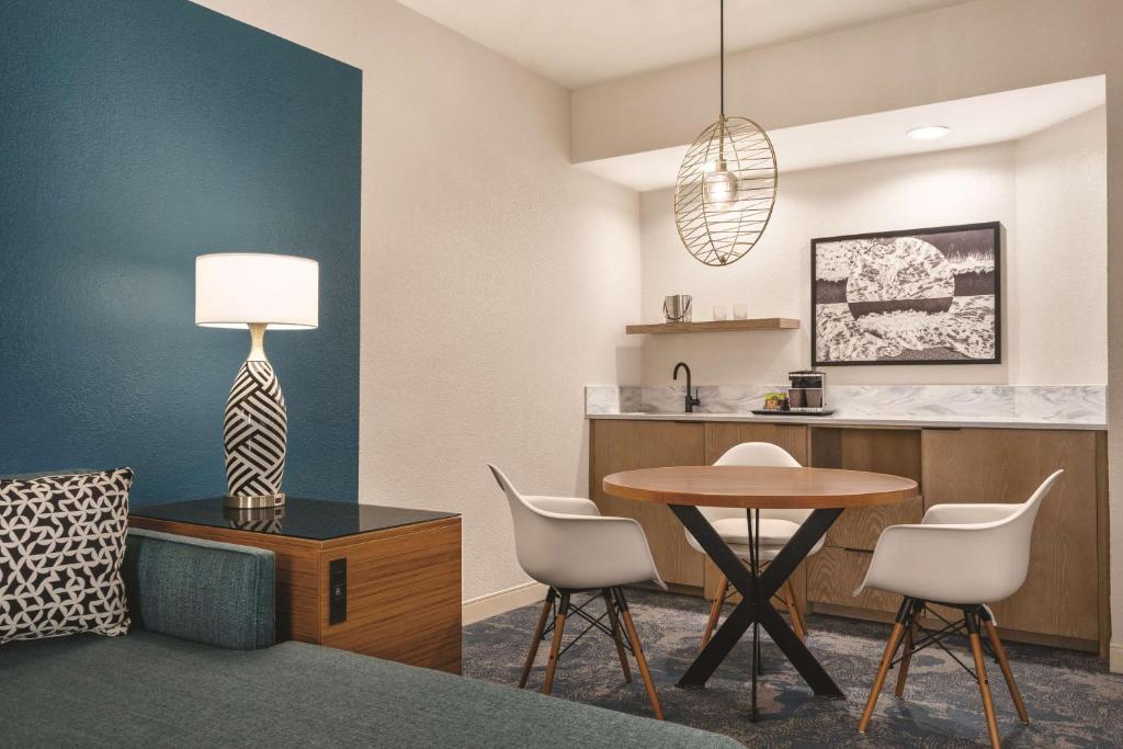 DoubleTree by Hilton Tampa Rocky Point Waterfront - King Suite Con Sofá Cama