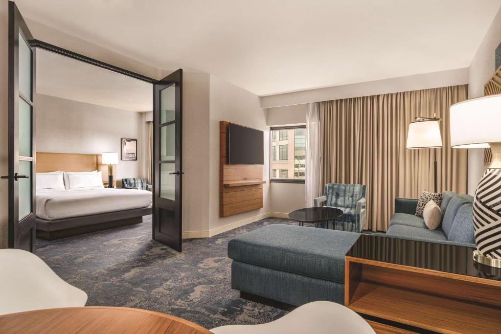 Postel nebo postele na pokoji v ubytování DoubleTree by Hilton Tampa Rocky Point Waterfront