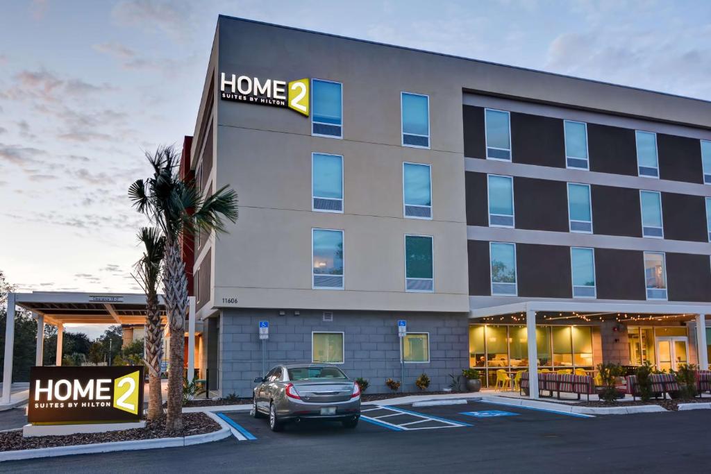 un hotel con un coche aparcado en un aparcamiento en Home2 Suites By Hilton Tampa USF Near Busch Gardens en Tampa