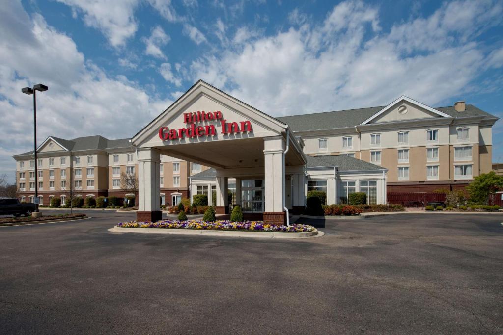 een hotel met een bord waarop staat "Junior Garden Inn" bij Hilton Garden Inn Tupelo in Tupelo