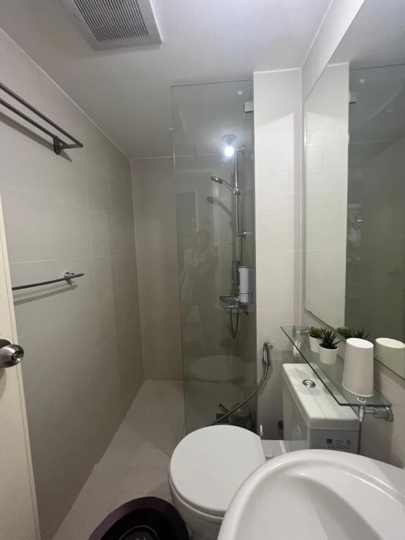 Bathroom sa The Bahamas and Maldives Suites at Azure Residences near Manila Airport