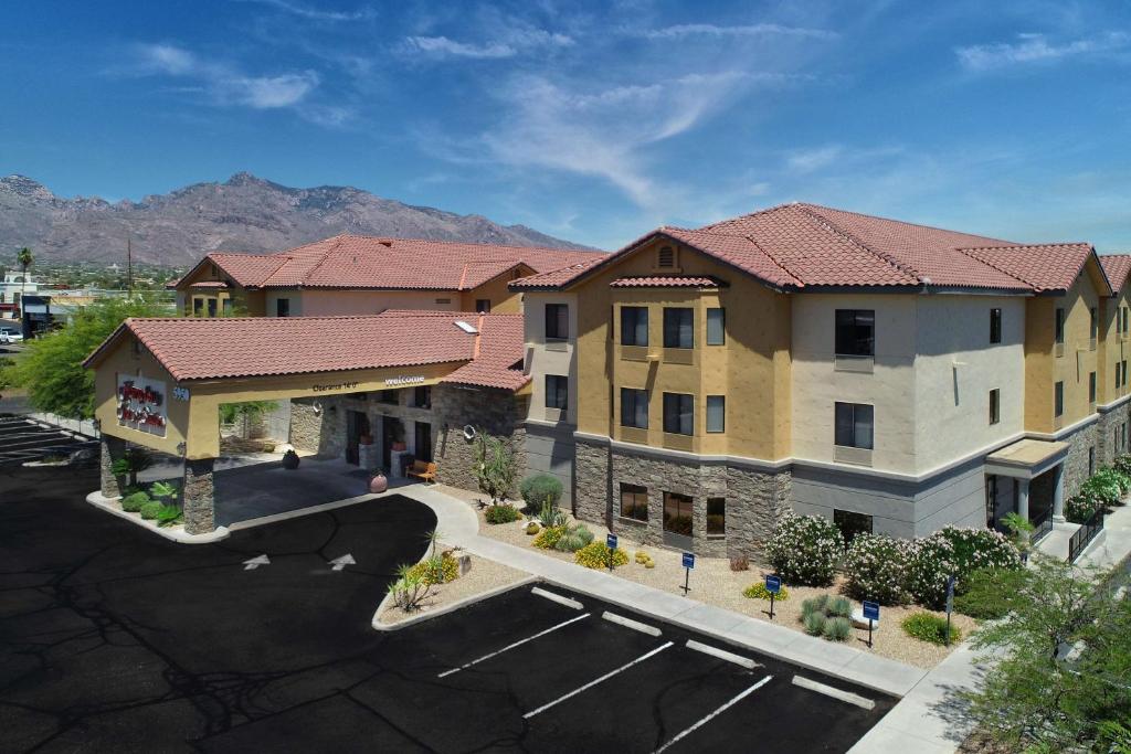 una vista aérea de un edificio con aparcamiento en Hampton Inn & Suites Tucson Mall, en Tucson