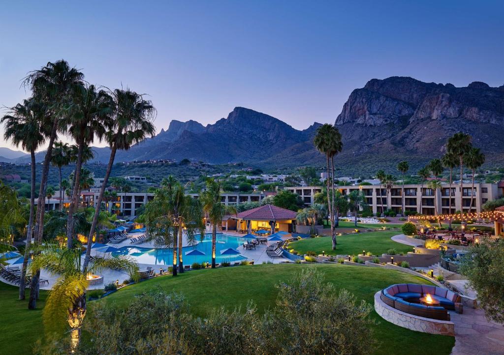 Blick auf ein Resort mit Bergen im Hintergrund in der Unterkunft El Conquistador Tucson, A Hilton Resort in Tucson