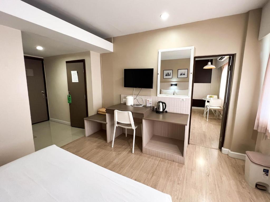 TV a/nebo společenská místnost v ubytování Srivichai Hotel