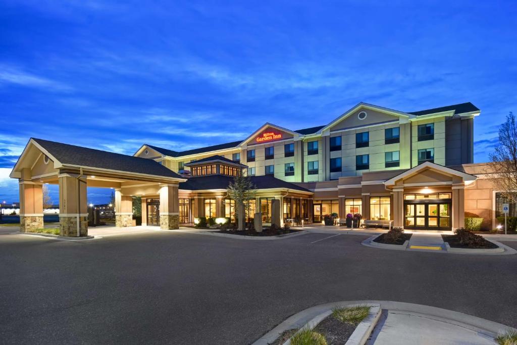 um hotel com um parque de estacionamento em frente em Hilton Garden Inn Twin Falls em Twin Falls