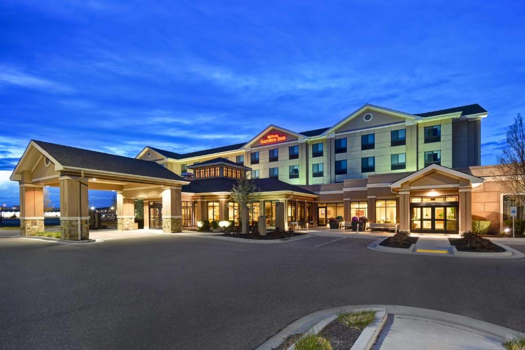Un hotel con un estacionamiento enfrente. en Hilton Garden Inn Twin Falls, en Twin Falls