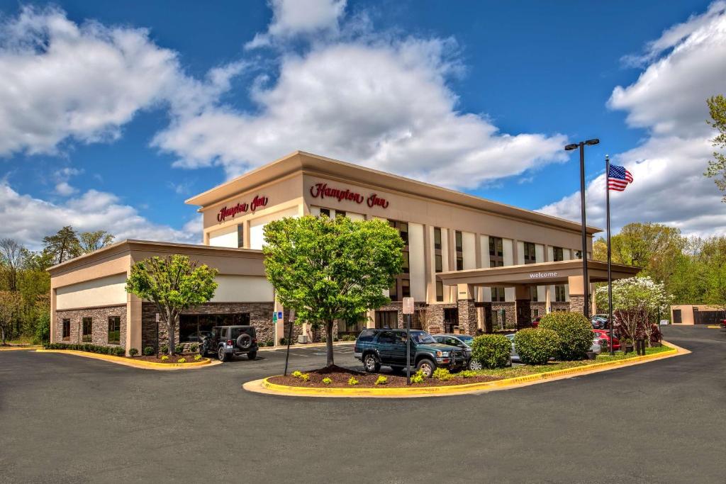 un concesionario con un camión estacionado en un estacionamiento en Hampton Inn Dumfries/Quantico, en Dumfries