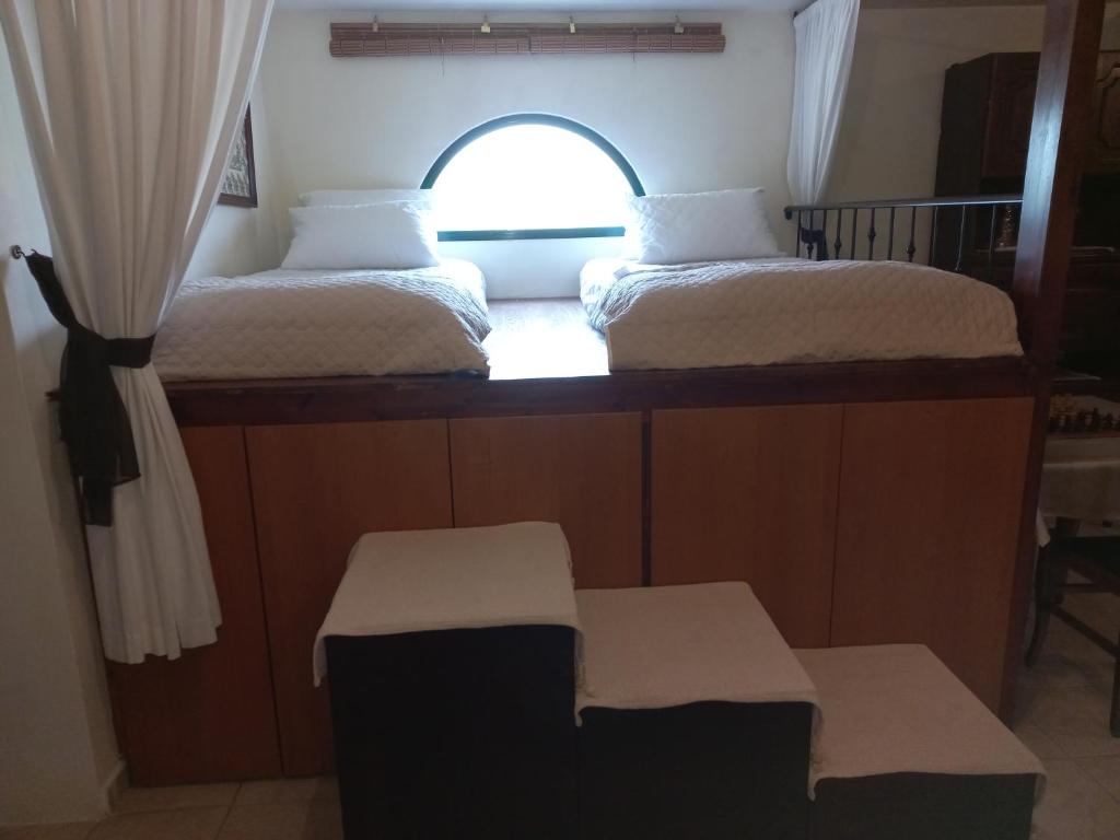 Postel nebo postele na pokoji v ubytování Arhontiko Kastelorizia