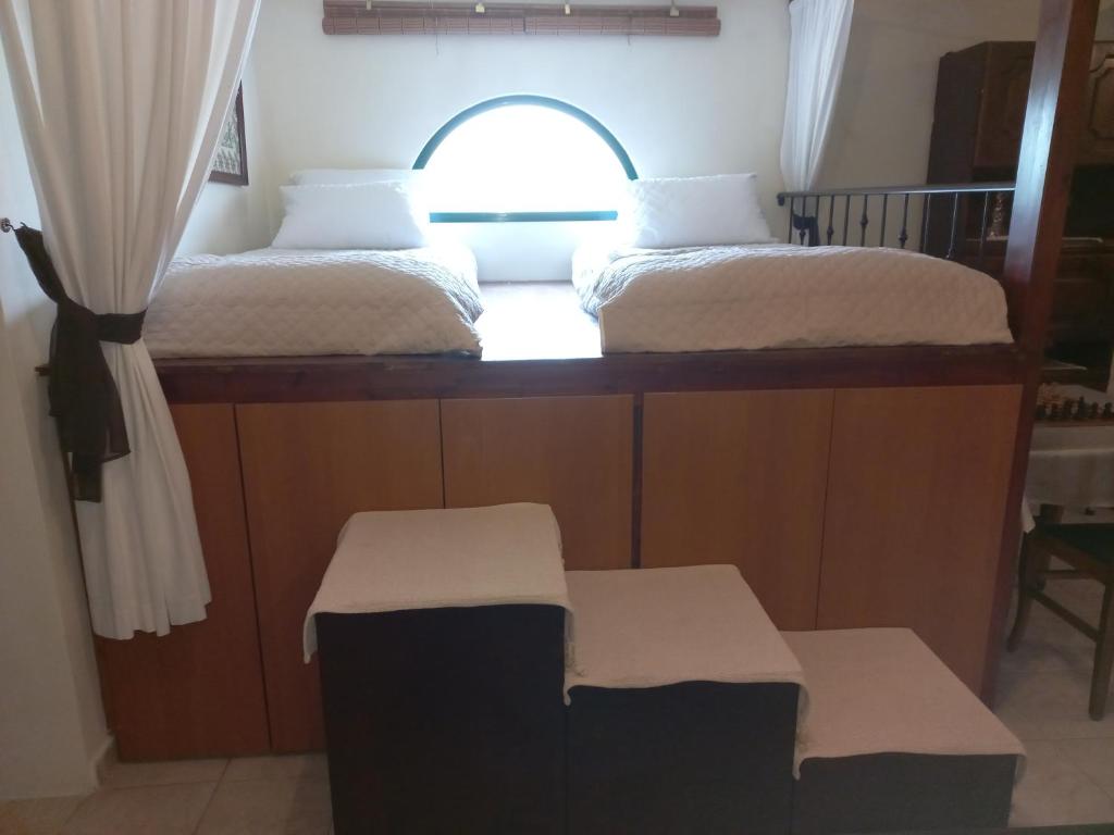 Postel nebo postele na pokoji v ubytování Arhontiko Kastelorizia