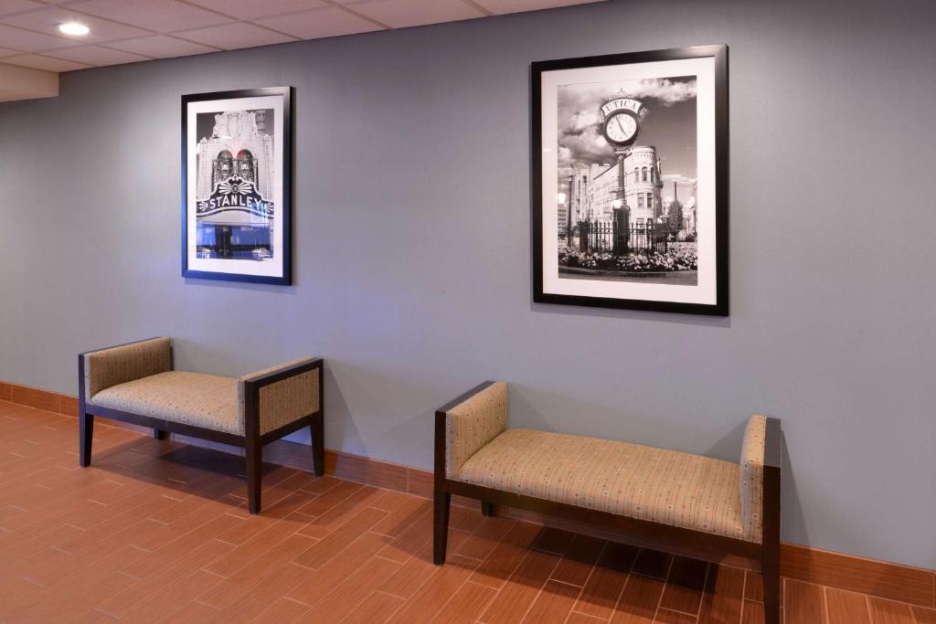 Posezení v ubytování Hampton Inn Utica