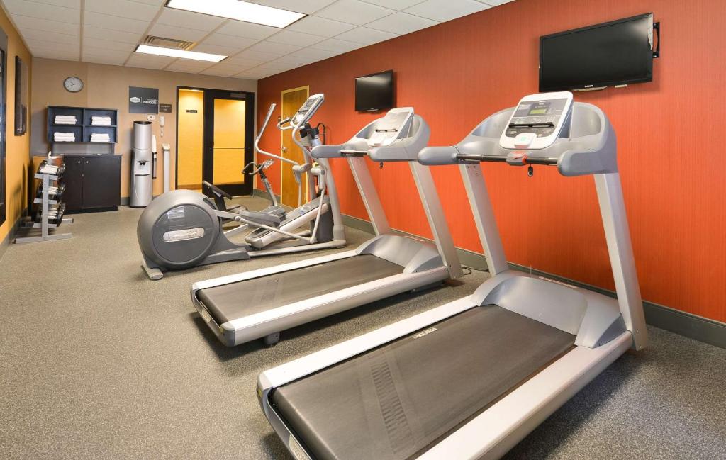 Fitness centrum a/nebo fitness zařízení v ubytování Hampton Inn Utica