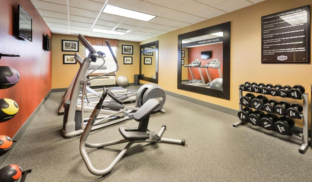 Fitness centrum a/nebo fitness zařízení v ubytování Hampton Inn Utica