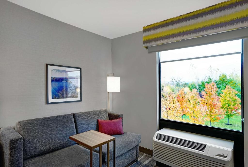 TV a/nebo společenská místnost v ubytování Hampton Inn Utica