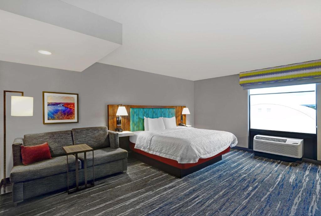 Postel nebo postele na pokoji v ubytování Hampton Inn Utica