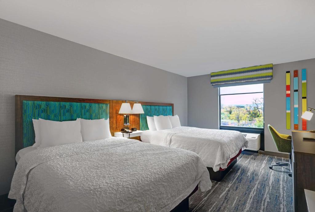 Postel nebo postele na pokoji v ubytování Hampton Inn Utica