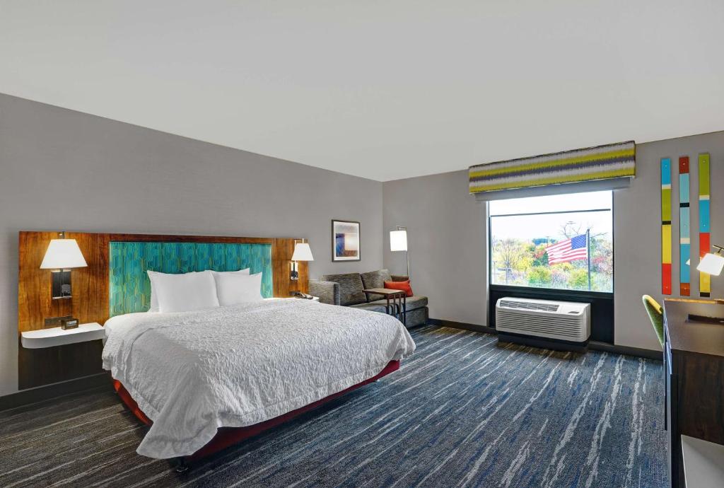 Postel nebo postele na pokoji v ubytování Hampton Inn Utica
