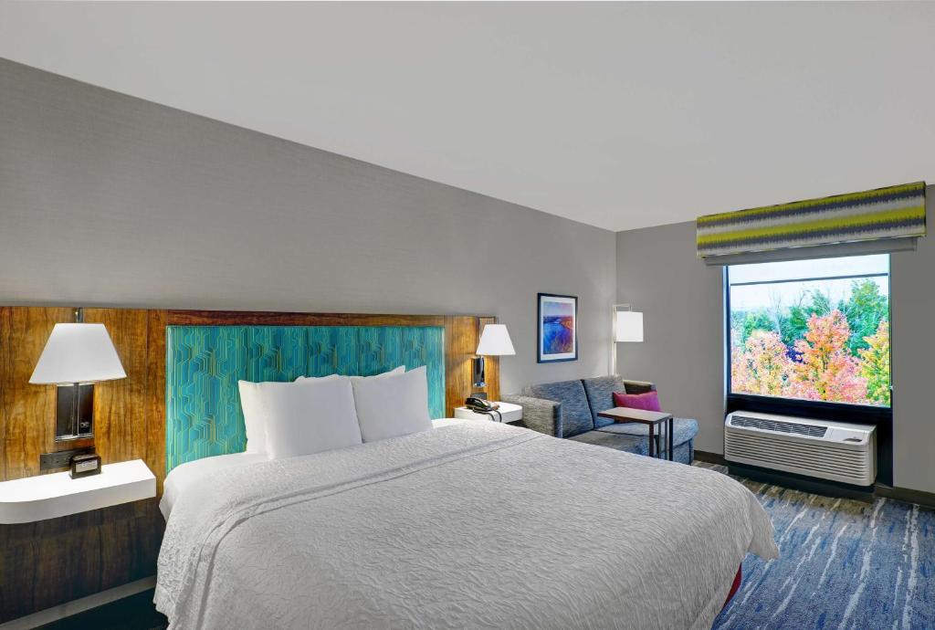Postel nebo postele na pokoji v ubytování Hampton Inn Utica