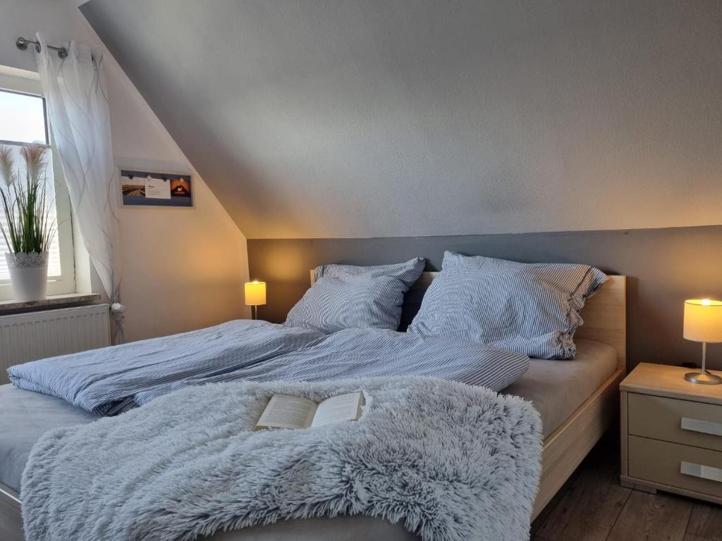Postel nebo postele na pokoji v ubytování **Ferienhaus Kehrwieder** nahe der OSTSEE