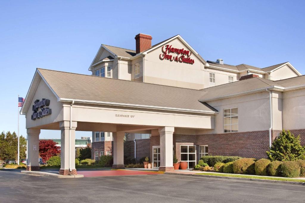 a front view of a hampton inn at Hampton Inn & Suites Providence-Warwick Airport in Warwick