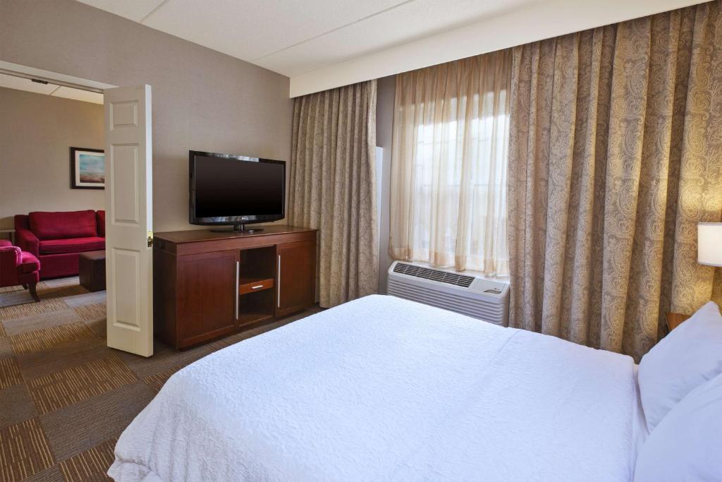 Hampton Inn & Suites Providence-Warwick Airport photo