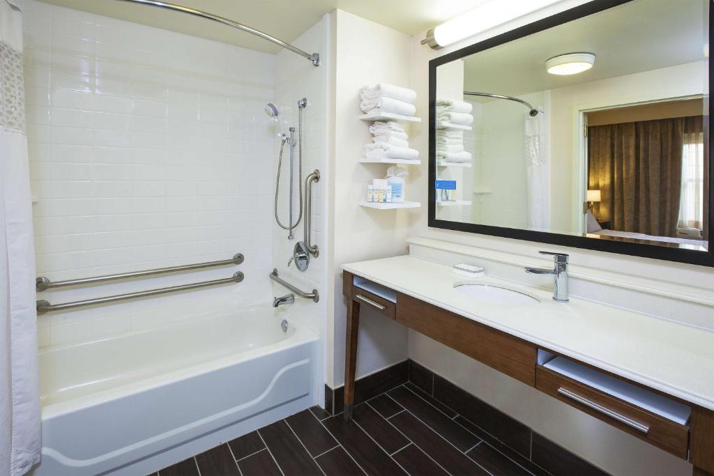 Hampton Inn & Suites Providence-Warwick Airport photo