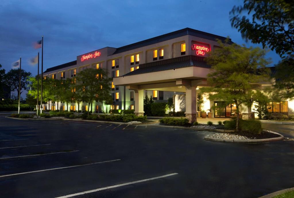 un hotel con un estacionamiento delante de él en Hampton Inn Woodbridge en Woodbridge