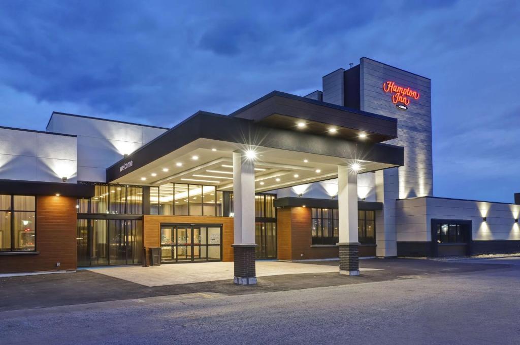 a building with a sign on the front of it at Hampton Inn St. Catharines Niagara in St. Catharines