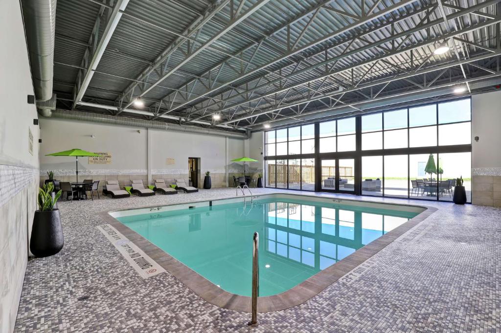 Bazén v ubytování Hampton Inn St. Catharines Niagara nebo v jeho okolí