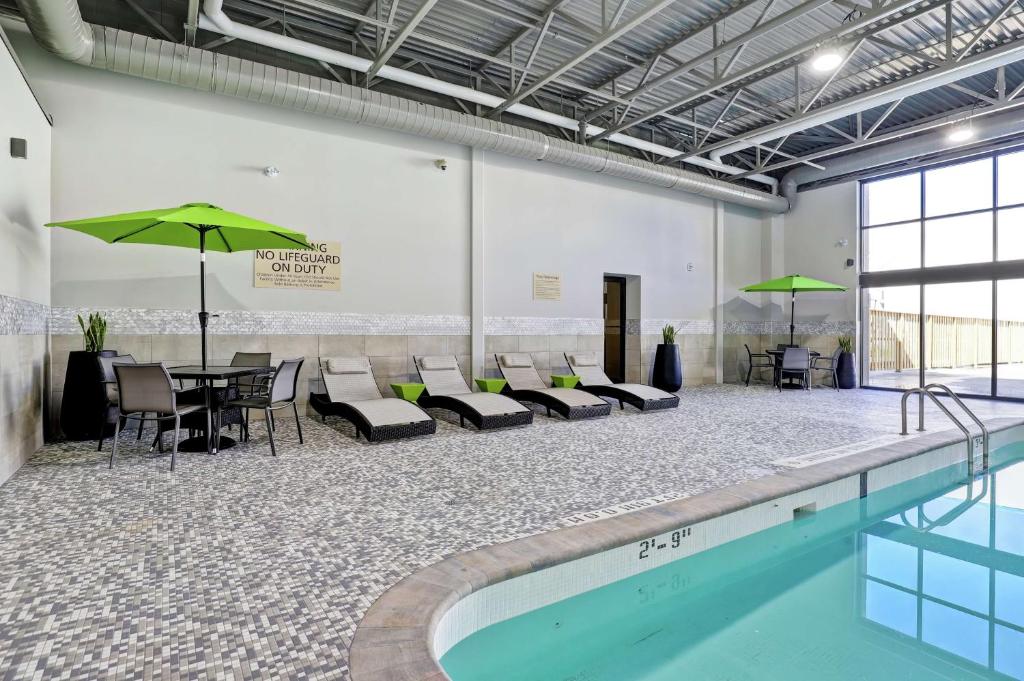 Bazén v ubytování Hampton Inn St. Catharines Niagara nebo v jeho okolí
