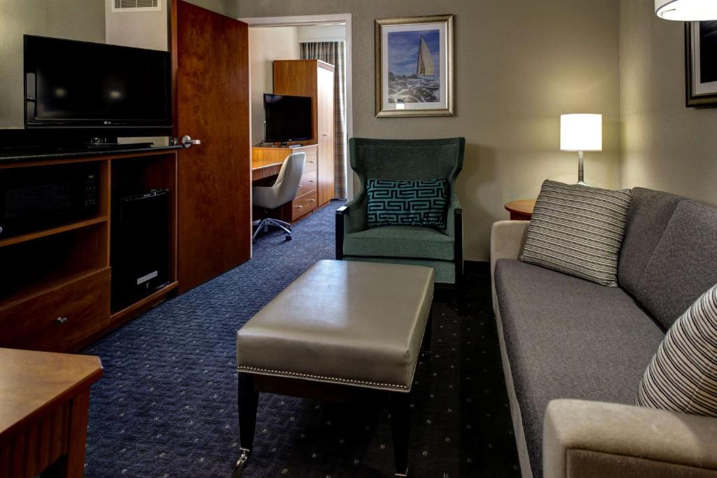 Embassy Suites Williamsburg photo