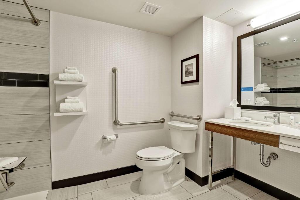 Koupelna v ubytování Hampton Inn St. Catharines Niagara