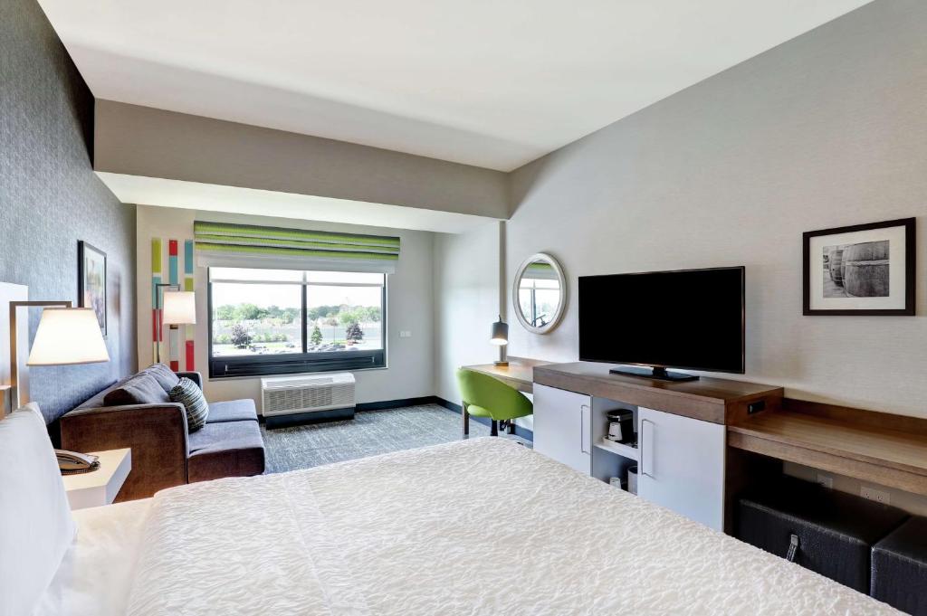 TV a/nebo společenská místnost v ubytování Hampton Inn St. Catharines Niagara