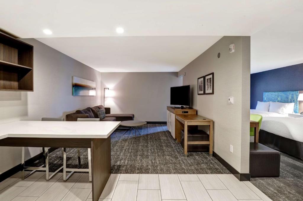 Postel nebo postele na pokoji v ubytování Hampton Inn St. Catharines Niagara