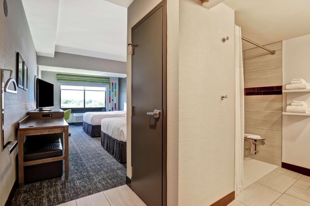 Postel nebo postele na pokoji v ubytování Hampton Inn St. Catharines Niagara