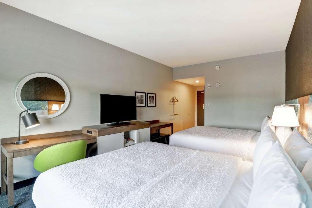 Postel nebo postele na pokoji v ubytování Hampton Inn St. Catharines Niagara