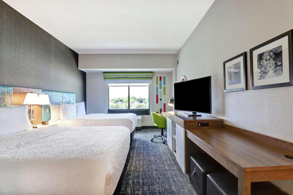 TV a/nebo společenská místnost v ubytování Hampton Inn St. Catharines Niagara