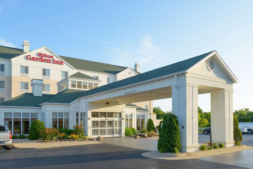 a hotel with a parking lot in front of it at Hilton Garden Inn Joplin in Joplin