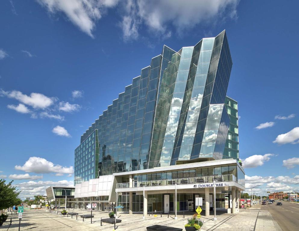 um edifício de vidro alto numa rua da cidade em DoubleTree by Hilton Edmonton Downtown em Edmonton