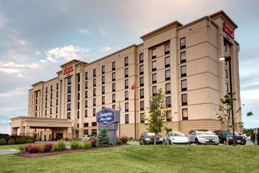 Hampton Inn & Suites by Hilton Dartmouth - Halifax في هاليفاكس: فندق فيه سيارات تقف امامه