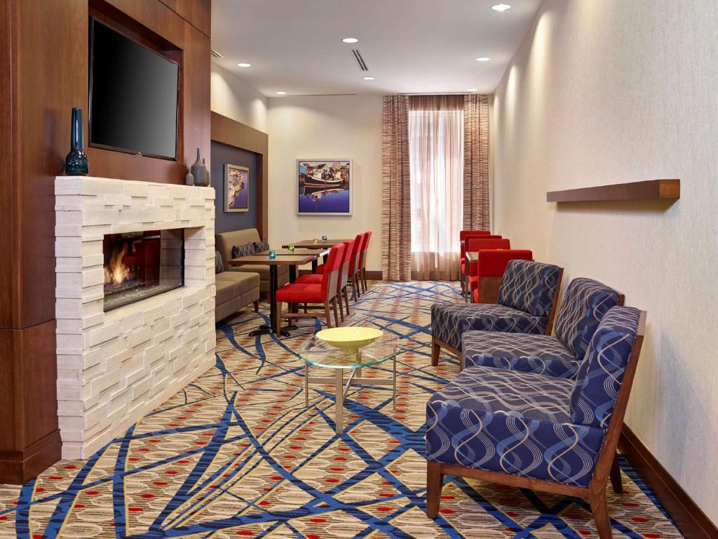 Posezení v ubytování Hampton Inn by Hilton Halifax Downtown