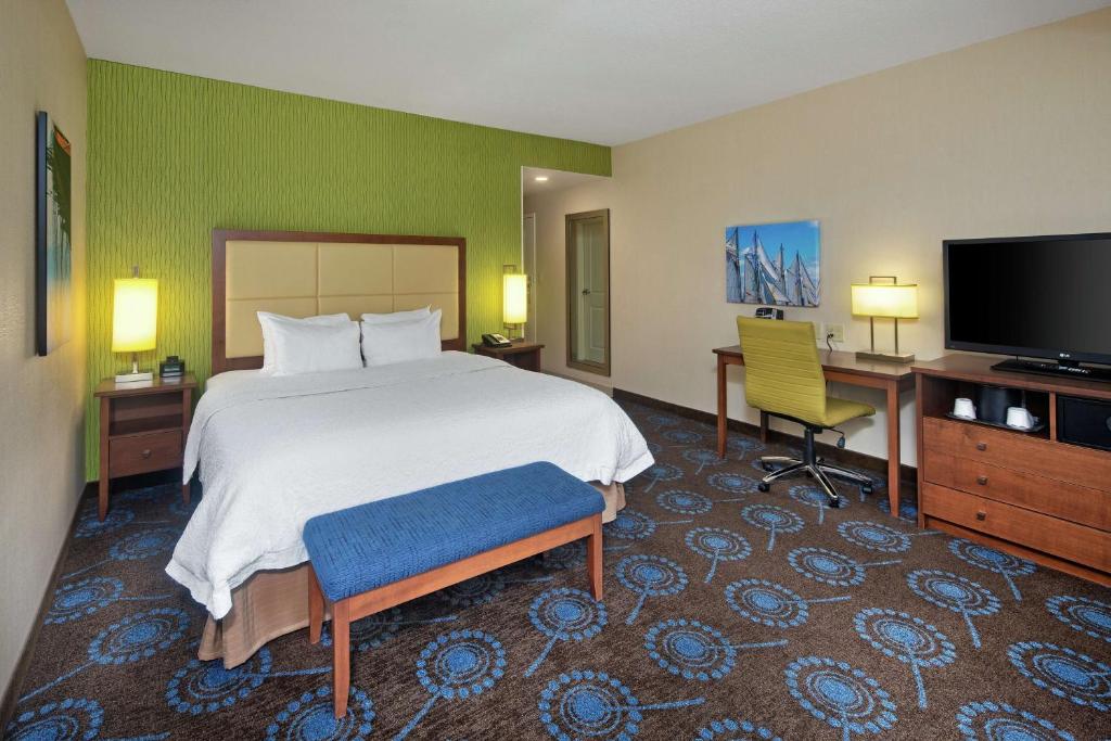 TV a/nebo společenská místnost v ubytování Hampton Inn by Hilton Halifax Downtown
