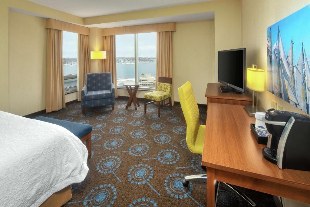 TV a/nebo společenská místnost v ubytování Hampton Inn by Hilton Halifax Downtown