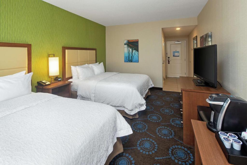 TV a/nebo společenská místnost v ubytování Hampton Inn by Hilton Halifax Downtown
