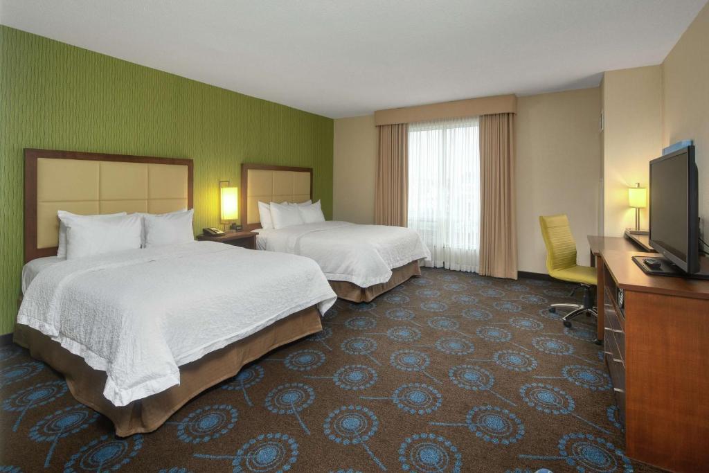Postel nebo postele na pokoji v ubytování Hampton Inn by Hilton Halifax Downtown