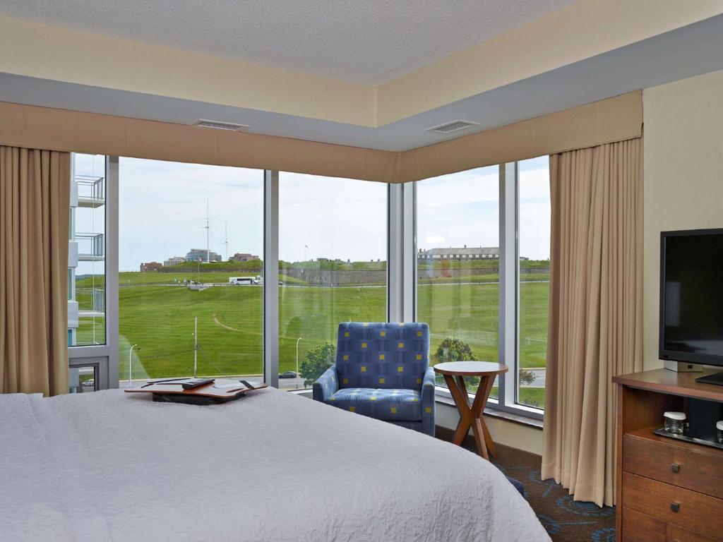 TV a/nebo společenská místnost v ubytování Hampton Inn by Hilton Halifax Downtown